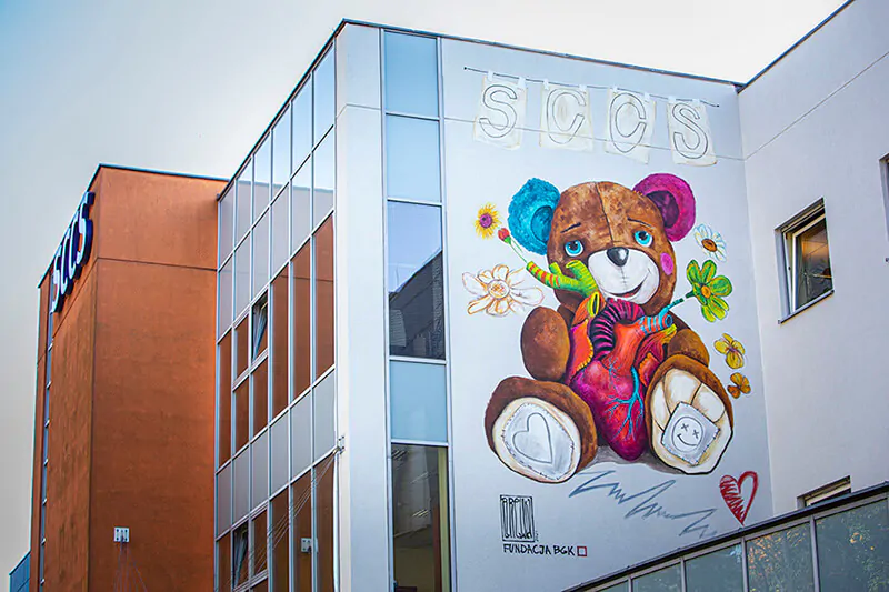 Rebelia Media GroupMural autorstwa Wojciecha Brewki na budynku Śląskiego Centrum Zdrowia Serca w Zabrzu. Fot. Astashow Studio.