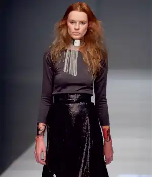 NOMAR Modelka z tatuażami na pokazie duetu Paprocki&Brzozowski na Fashion Week Poland w Łodzi w 2011 r.