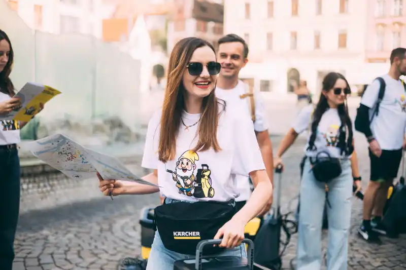 Kärcher | Rozpoczęcie akcji „Wrocław na błysk!. Ekipa Kärchera koordynowana przez Joannę Szwed-Dyrlagę rusza na poszukiwanie wrocławskich krasnali.