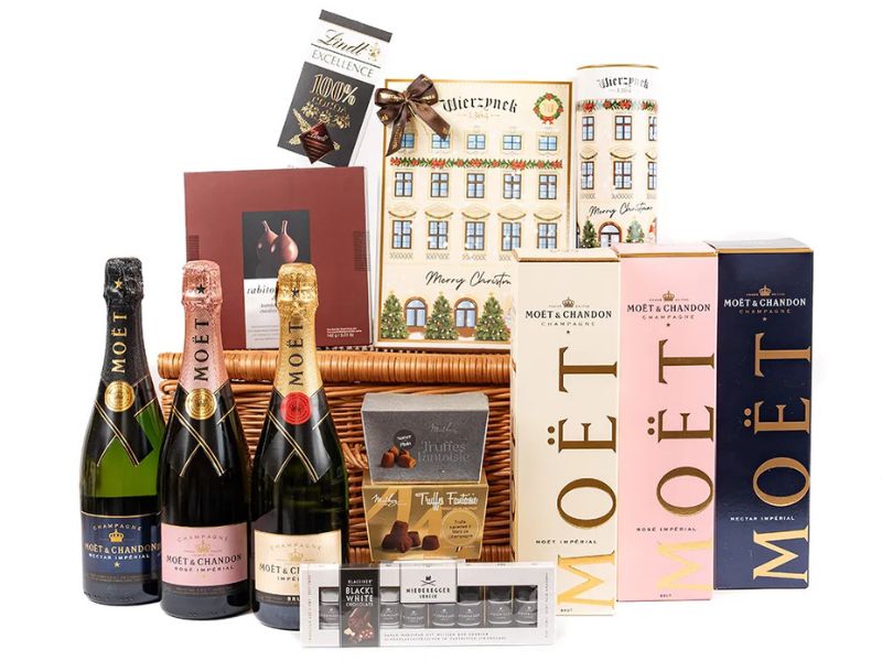 kosz prezentowy z szampanem i wykwintnymi słodyczami