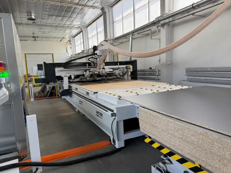 Automatyczne centrum obróbcze CNC w hali produkcyjnej Warren’s