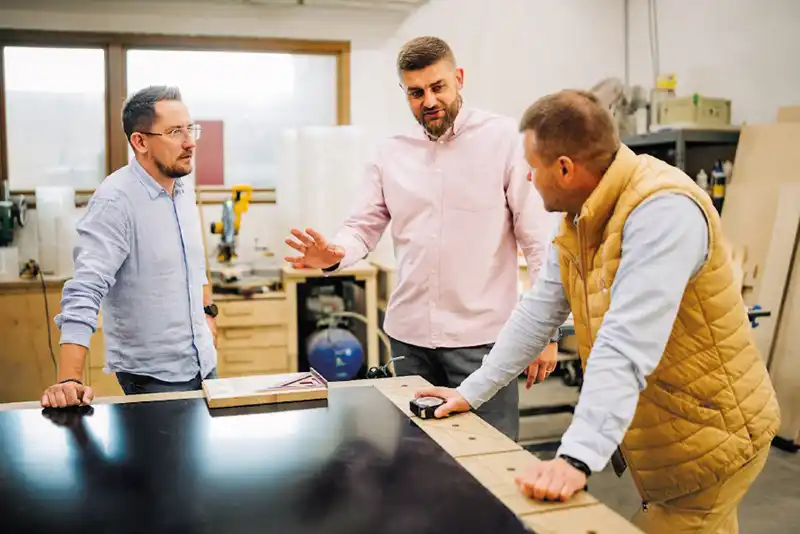 WARREN’S Adam Góra (COO), Rafał Kowalczyk (MD), Piotr Wójtowicz (CEO), czyli kluczowe osoby zarządzające firmą Warren’s podczas omawiania nowego projektu na prototypowni