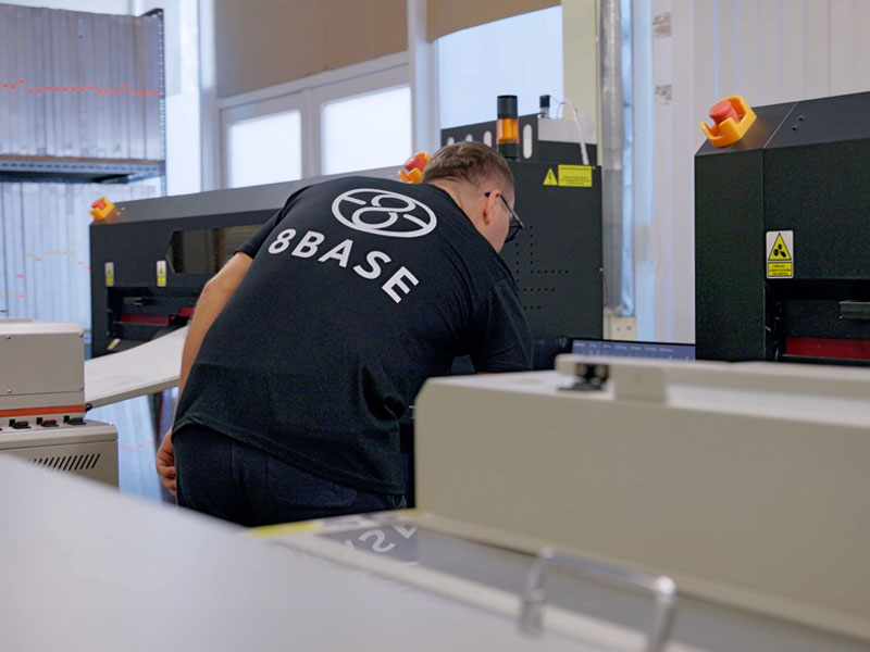 Od druku transferów sitowych do własnej marki odzieży. Case study 8BASE